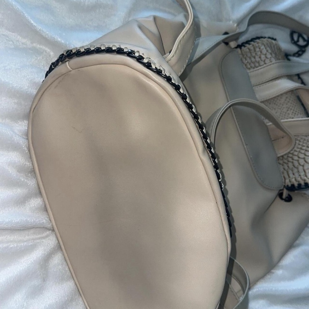 Elegant Cream Designer Handbag - Picture 2 of 3